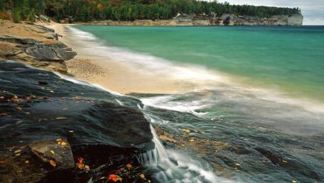 Serene Coastal Landscape with Gentle Waves wallpaper