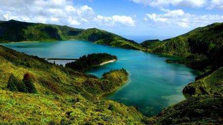 Serene Landscape of Lush Green Lakeside Beauty wallpaper