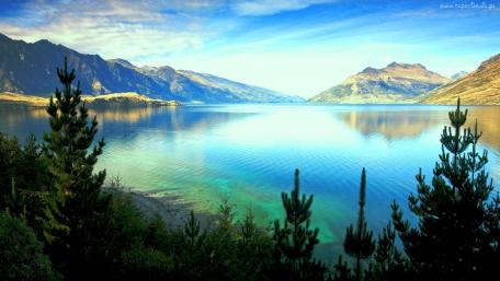 Tranquil Reflections on Serene Waters wallpaper