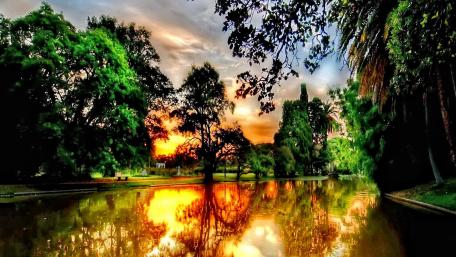 Tranquil Sunset Over Serene Waters wallpaper