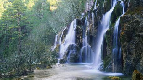 Serenity in Nature's Cascade wallpaper