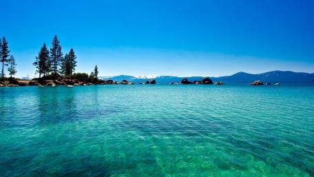 Tranquil Waters Under a Clear Sky wallpaper