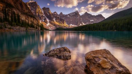 Tranquil Mountain Reflections in Serene Lake wallpaper