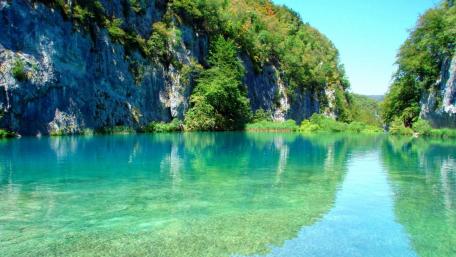 Tranquil Waters Reflecting Nature's Beauty wallpaper