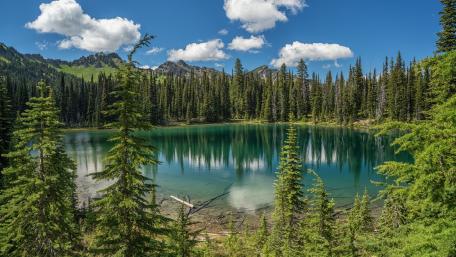 Tranquil Mountain Lake Reflections wallpaper