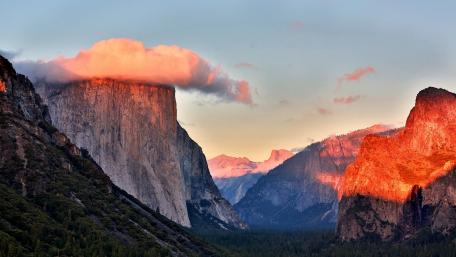 Majestic Sunset Over Mountain Peaks wallpaper