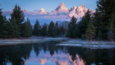 Majestic Mountain Reflections in Tranquil Waters wallpaper