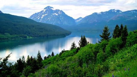 Serene Mountain Landscape Reflection in Water wallpaper