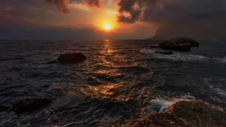 Serene Sunset Over Ocean Waves wallpaper