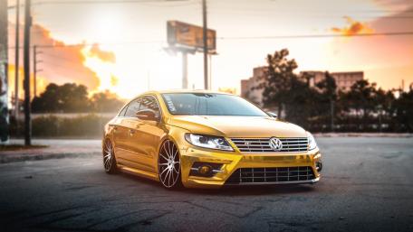 Striking Golden Volkswagen in Sunset Glow wallpaper