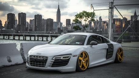 Sleek Audi R8 Against City Skyline wallpaper