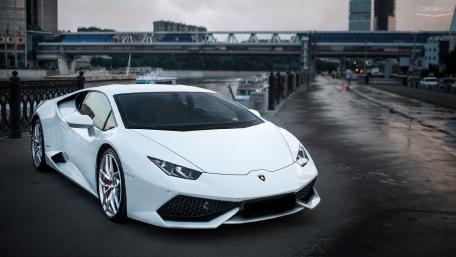 Sleek White Lamborghini on Urban Streets wallpaper
