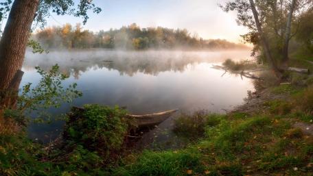 Autumn fog over the water wallpaper