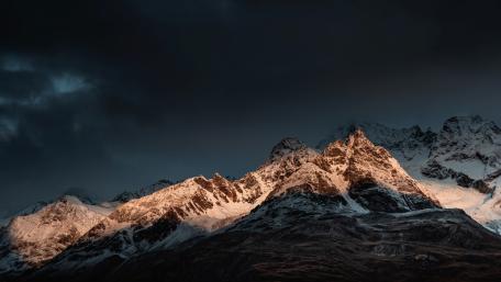 Majestic Mountain Peaks at Dusk wallpaper