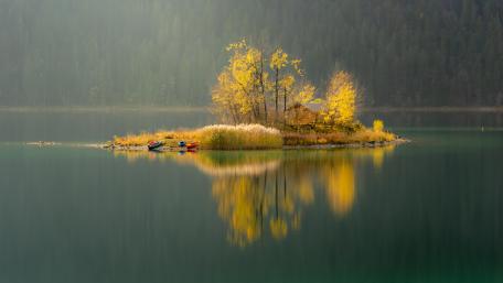 Tranquil Autumn Reflections in Nature's Embrace wallpaper