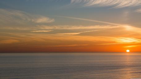 Serene Sunset Over Tranquil Waters wallpaper