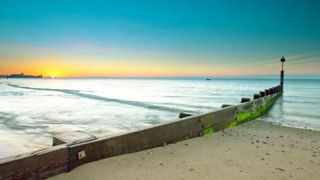 Tranquil Shoreline at Sunset wallpaper