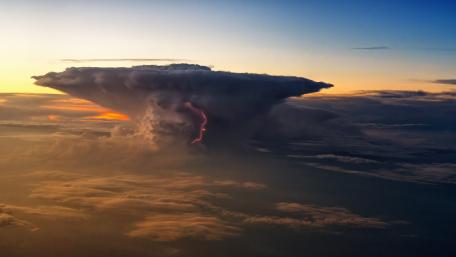 Majestic Thunderstorm Over the Horizon wallpaper
