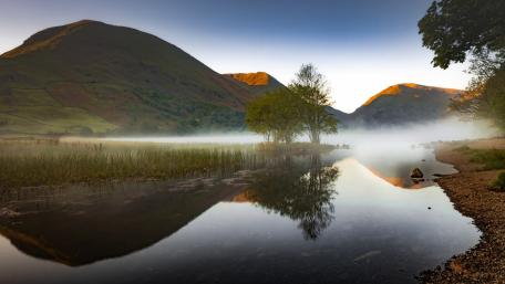 Serene Lake Reflections Beneath Majestic Mountains wallpaper