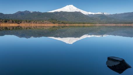Serene Mountain Reflection over Tranquil Lake Waters wallpaper