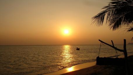 Serene Sunset Over Calm Waters wallpaper