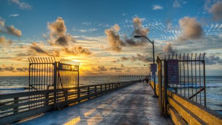Tranquil Sunset at Ocean Pier wallpaper