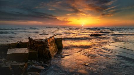 Golden Sunset Over Tranquil Waves wallpaper