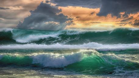 Majestic Sea Waves at Sunset wallpaper