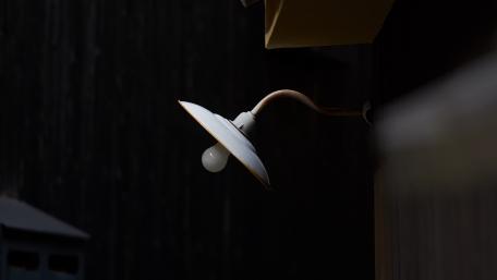 Elegant Vintage Lamp Design for Modern Spaces wallpaper