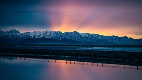 Twilight Radiance Over Tranquil Waters wallpaper