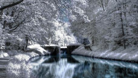 Serene Winter Wonderland Scene wallpaper