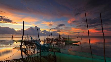 Serene Sunset Over a Tranquil Lake wallpaper