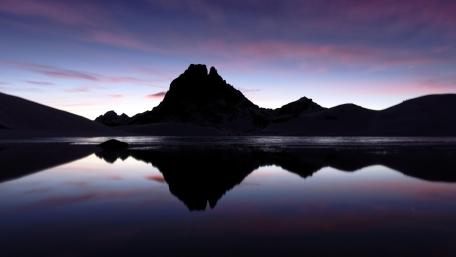 Twilight Mountain Reflection wallpaper