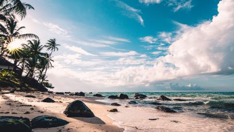 Serene Beach at Horizon's Edge wallpaper