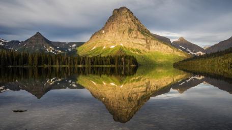 Majestic Mountain Peak Reflection in Serene Water wallpaper