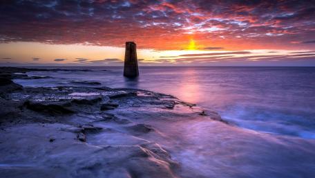 Serene Coastal Sunset Reflection wallpaper