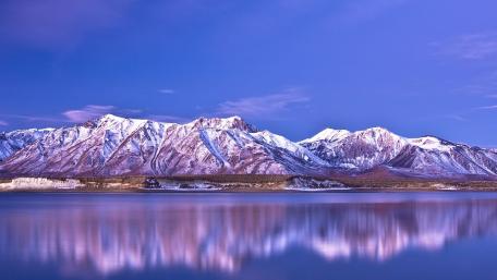 Majestic Mountain Reflections in Tranquil Waters wallpaper