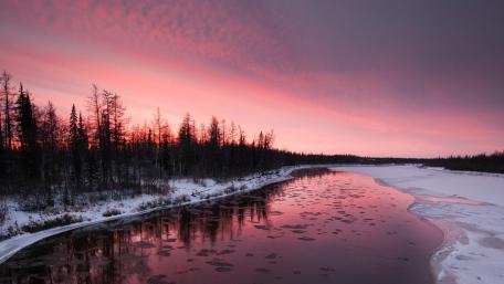 Serene Winter Reflections Under Purple Skies wallpaper