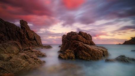 Majestic Cliffside Serenity Overlooking the Sea wallpaper