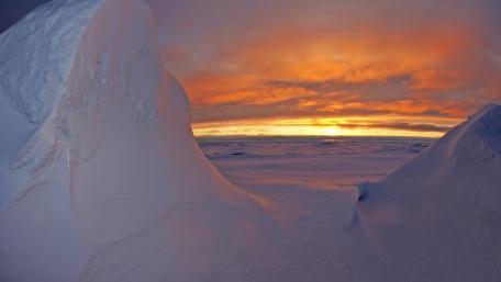 Arctic Sunset Over Icy Expanse wallpaper
