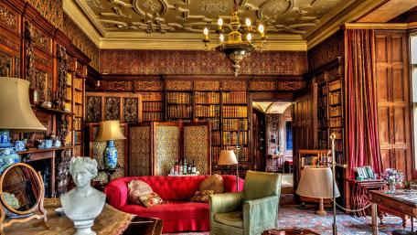 Elegant Living Room with Vintage Charm and Cozy Ambiance wallpaper