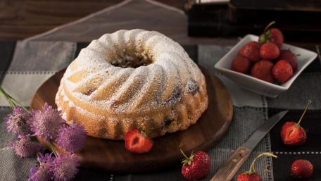 Delicious Bundt Cake with Fresh Berries and Sugar Dusting wallpaper