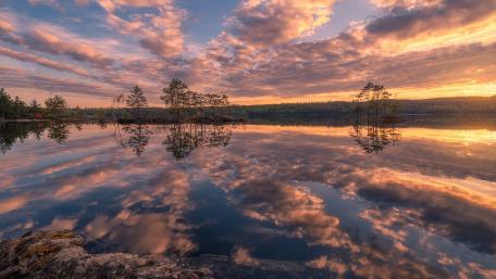 Serene Lake Reflection at Dusk wallpaper