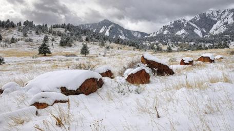 Winter Wonderland in Majestic Mountains wallpaper