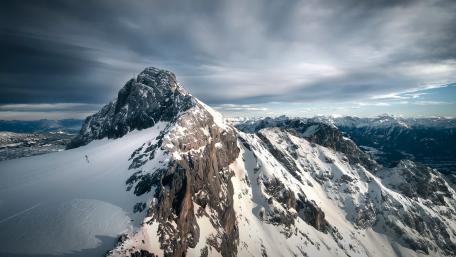 Majestic Snow-Capped Mountain Peaks in Twilight Light wallpaper