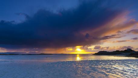 Breathtaking Sunset Over Tranquil Waters wallpaper