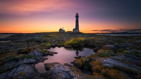 Serene Lighthouse at Dusk wallpaper