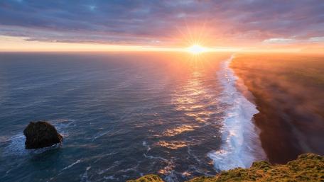 Majestic Sunset Over the Ocean Waves wallpaper