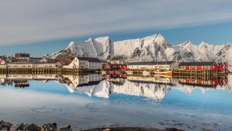 Serene Winter Mountains Reflected in Still Waters wallpaper