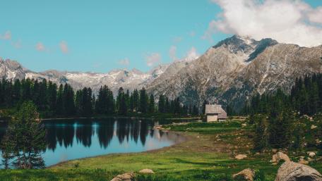 Tranquil Lake in a Majestic Valley Landscape wallpaper